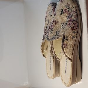 Tender tootsies women's shoes 9 -size